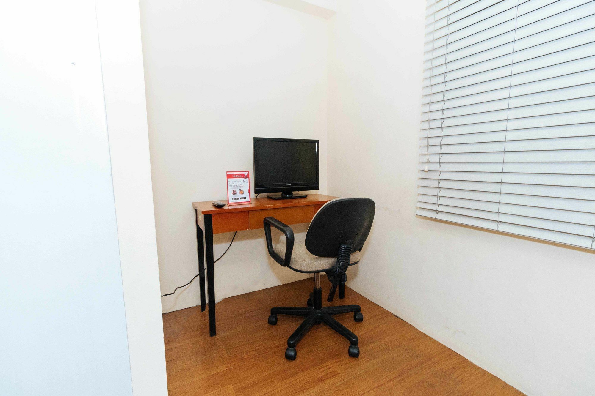 Reddoorz @ Amorsolo Makati Makati City Bagian luar foto