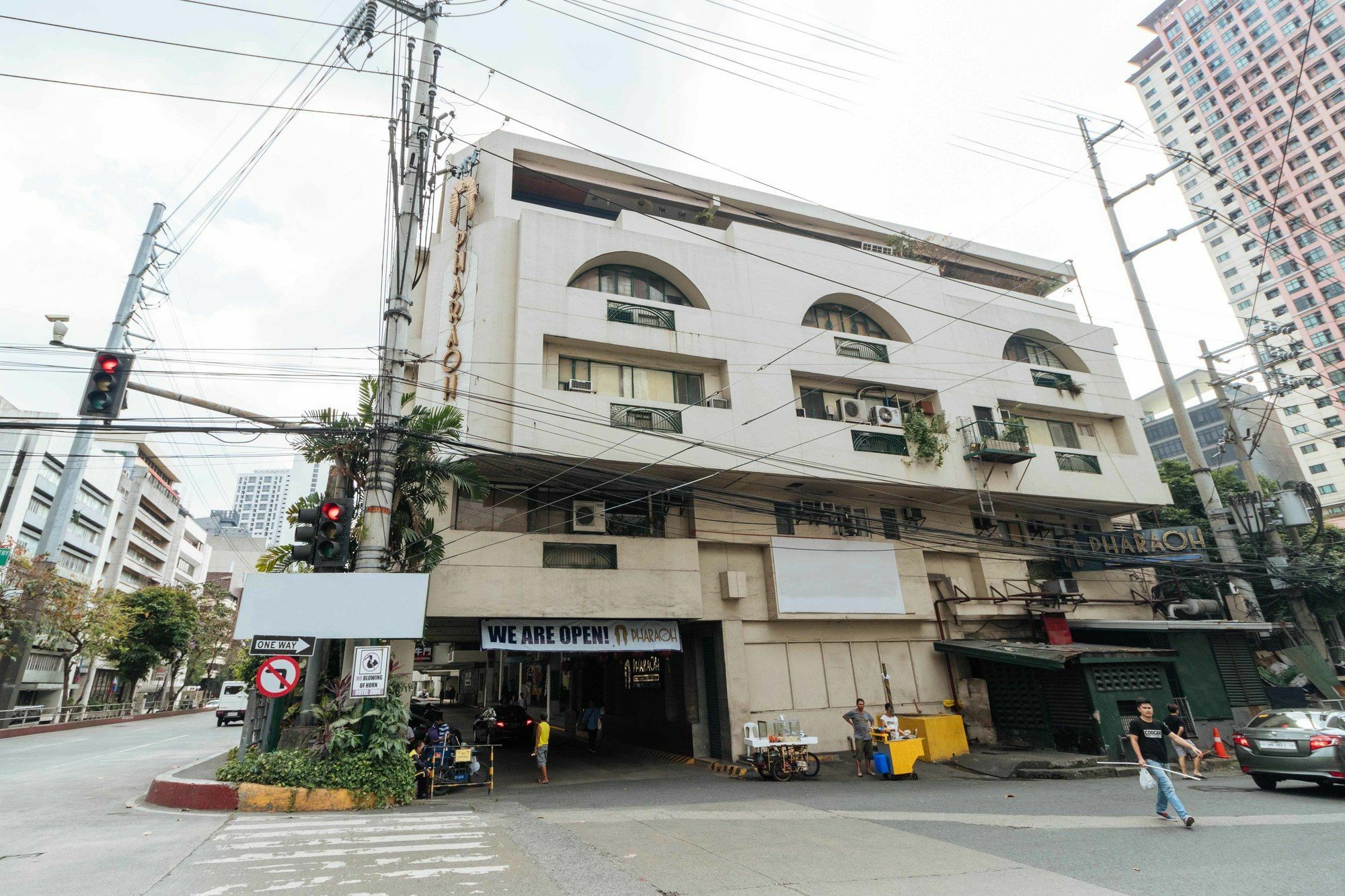 Reddoorz @ Amorsolo Makati Makati City Bagian luar foto