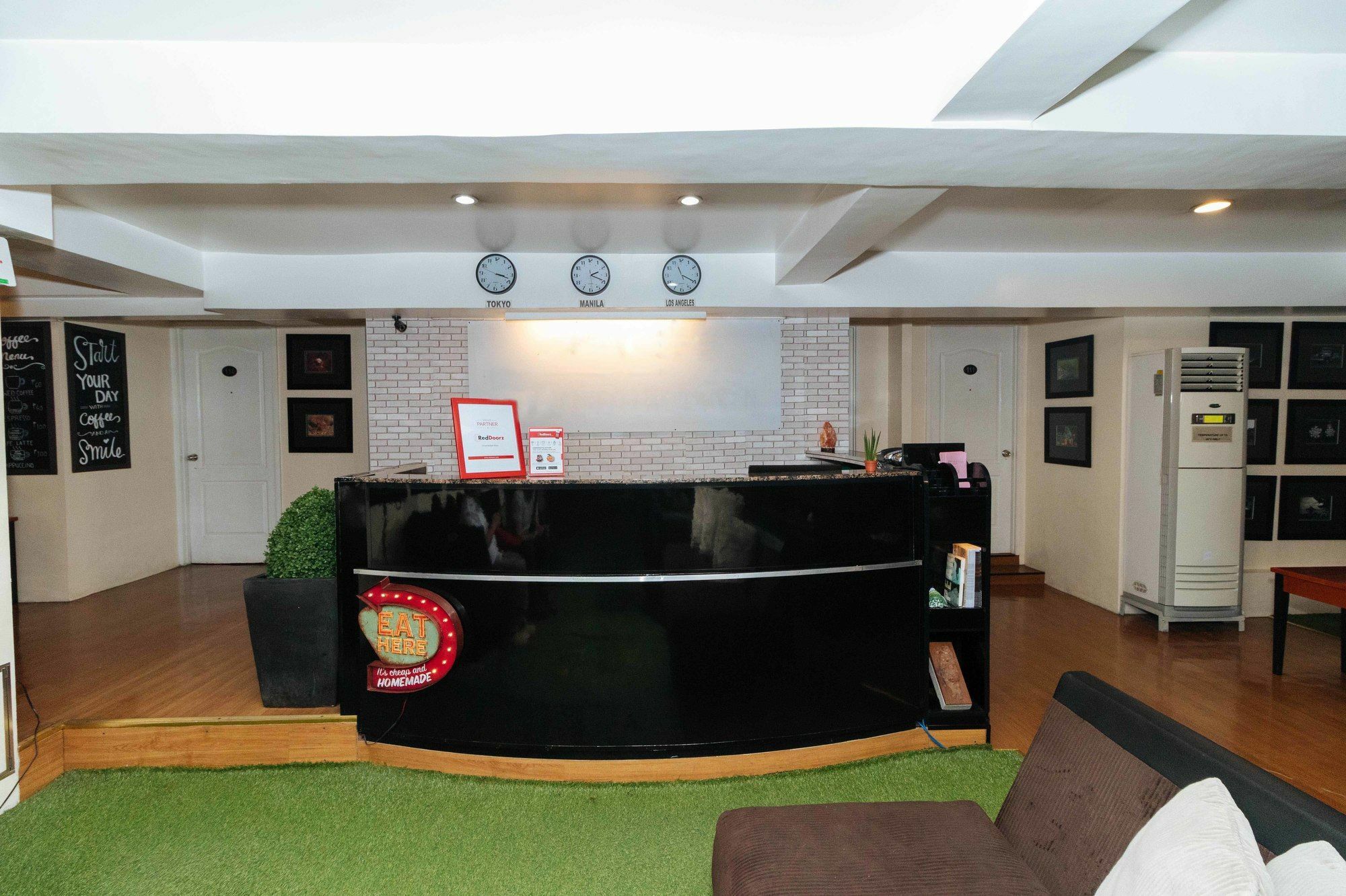 Reddoorz @ Amorsolo Makati Makati City Bagian luar foto