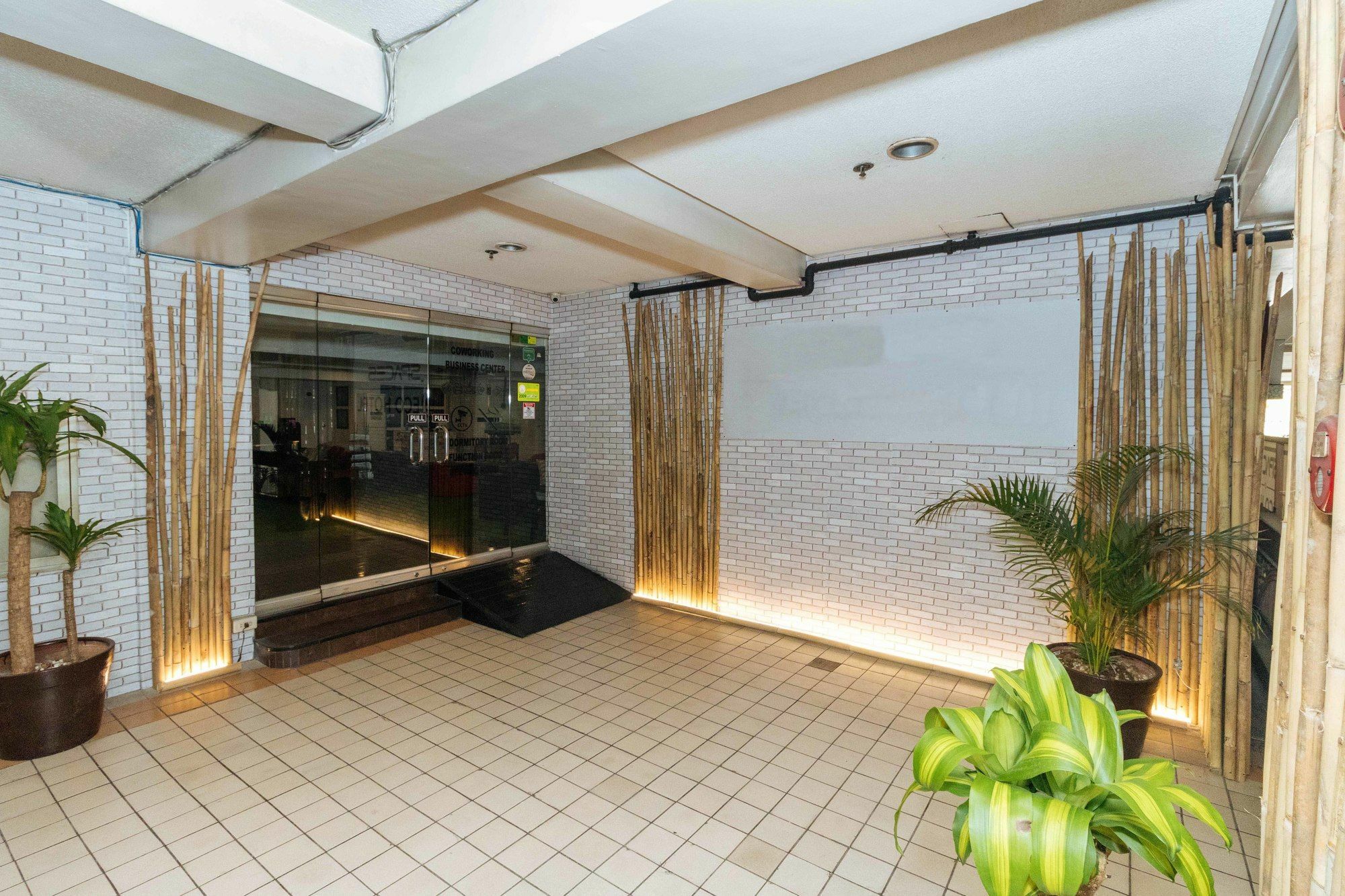 Reddoorz @ Amorsolo Makati Makati City Bagian luar foto